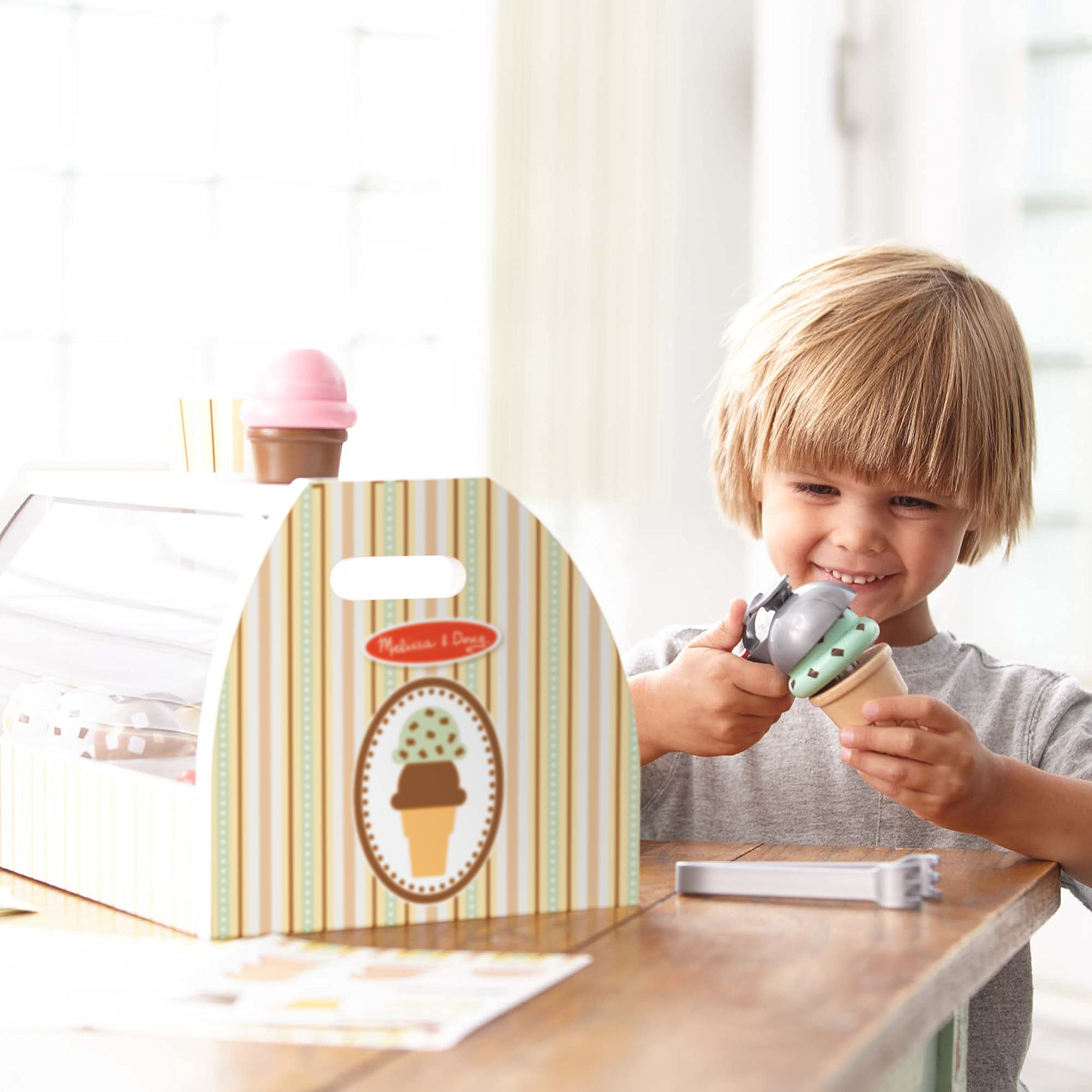 Melissa & Doug Eisdiele aus Holz - 28-teiliges Spielset zum Portionieren und Servieren von 8 Sorten Eiscreme in Eistüten oder im Eisbecher, Spielgeld