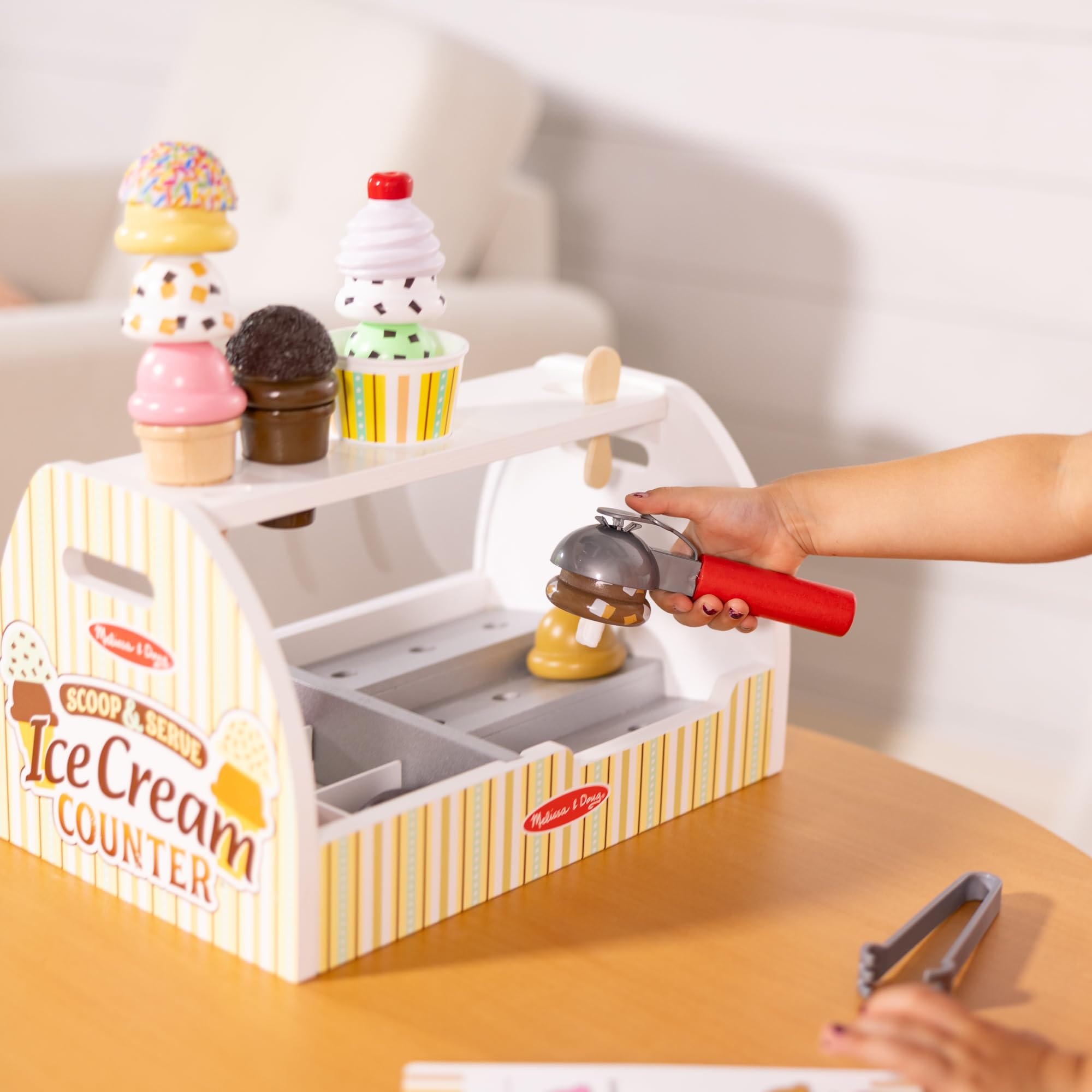 Melissa & Doug Eisdiele aus Holz - 28-teiliges Spielset zum Portionieren und Servieren von 8 Sorten Eiscreme in Eistüten oder im Eisbecher, Spielgeld