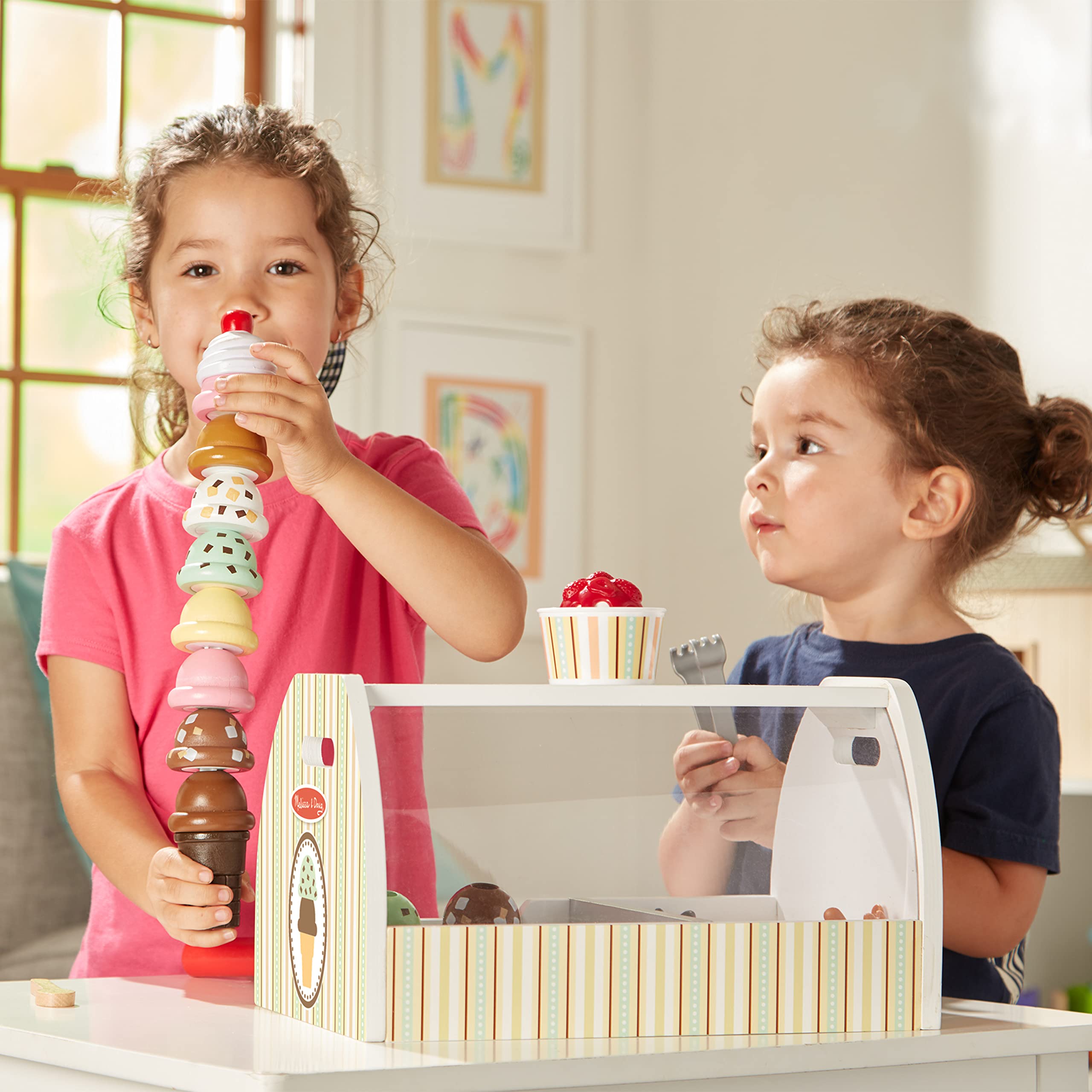 Melissa & Doug Eisdiele aus Holz - 28-teiliges Spielset zum Portionieren und Servieren von 8 Sorten Eiscreme in Eistüten oder im Eisbecher, Spielgeld
