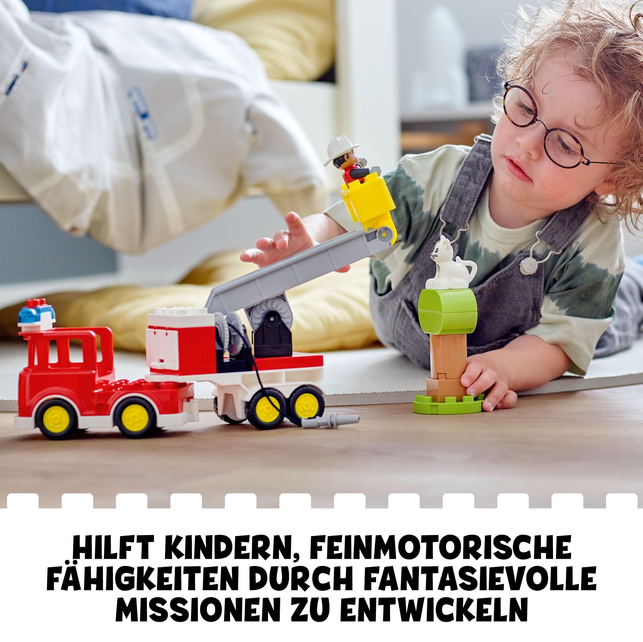 LEGO DUPLO Feuerwehrauto - Minifiguren für Vorschulkinder ab 2 Jahren - Montessori Spielzeug für Kleinkinder mit LKW, Feuerwehrmann, Katze und Baum